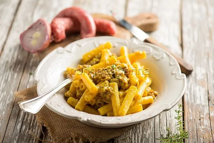 Pasta con salsiccia e zafferano, primo semplice da preparare