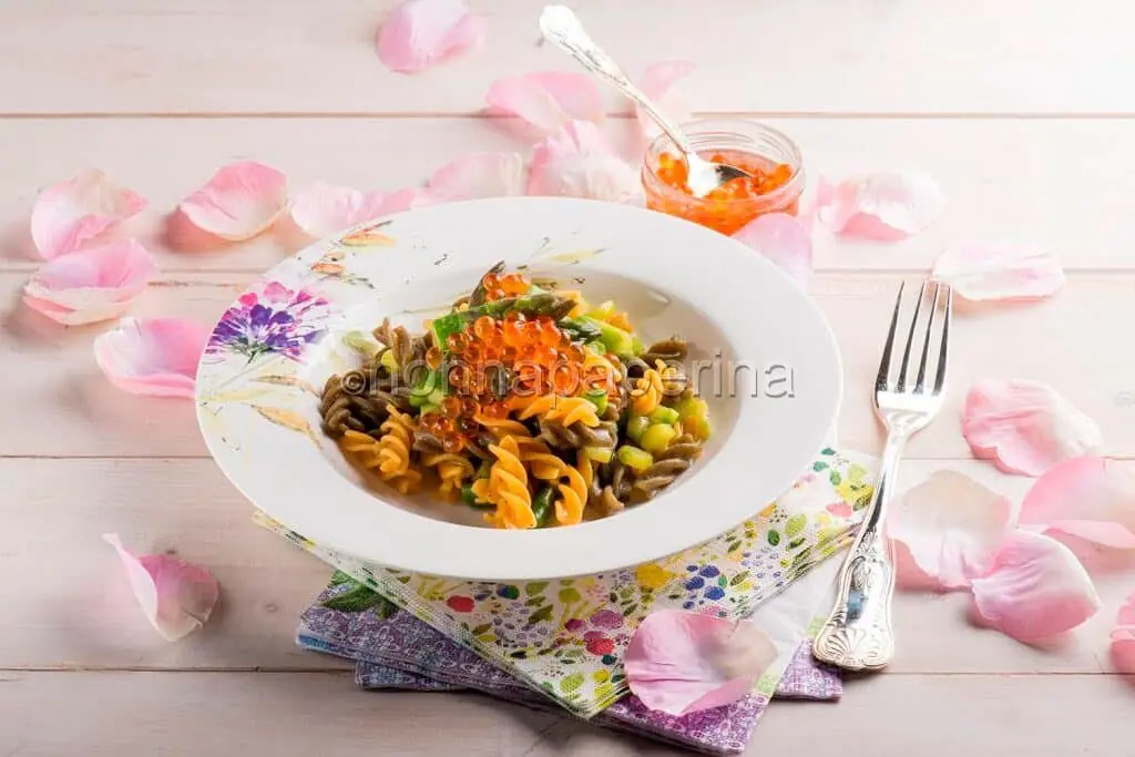 Pasta due colori con asparagi freschi per festeggiare la mamma!