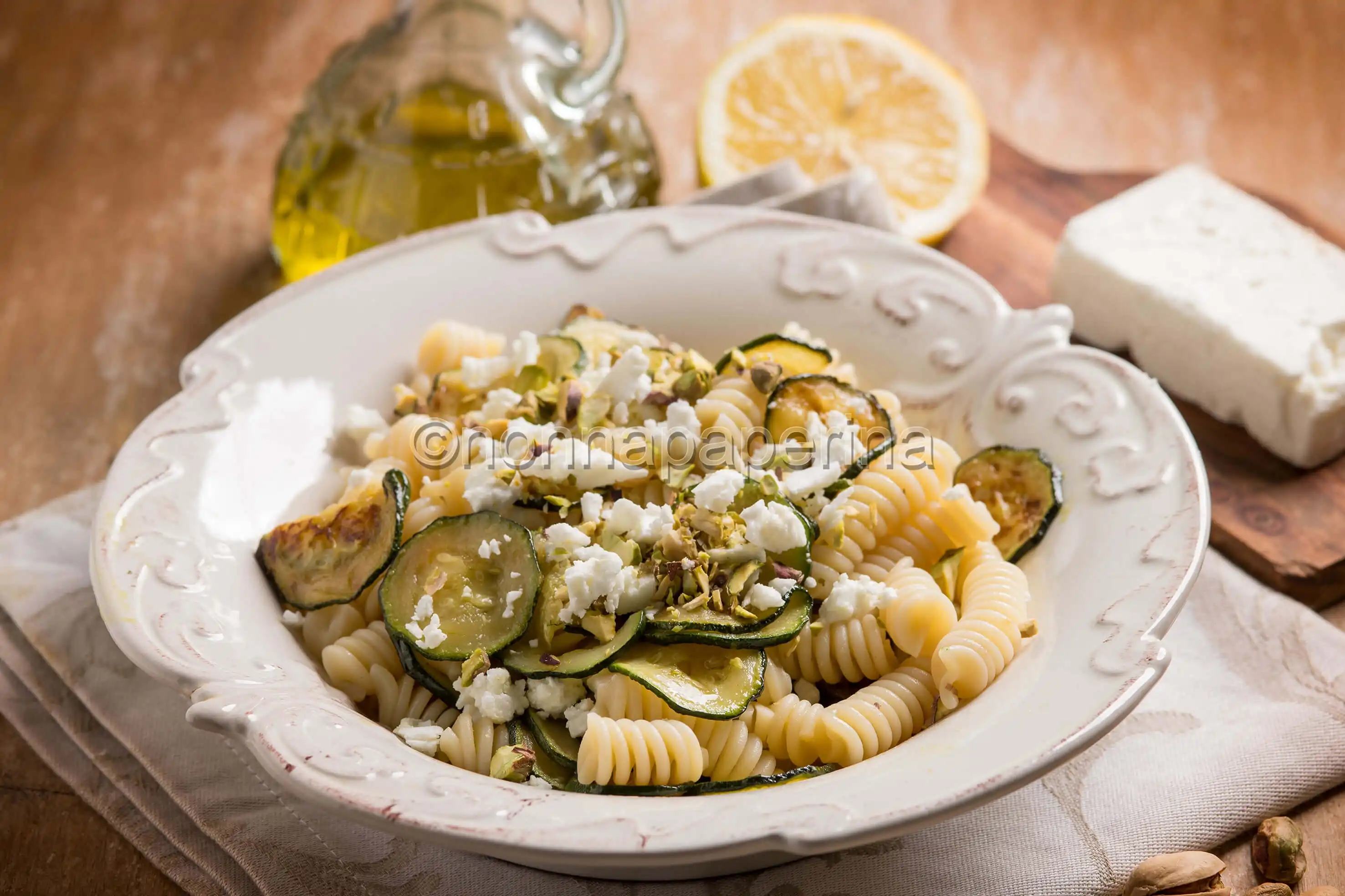 Pasta fredda con zucchine e pistacchi, un piatto estivo