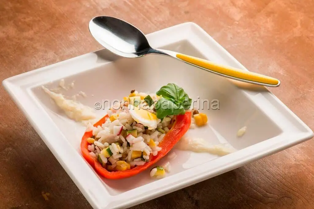 Pasto ricco con i peperoni ripieni con riso freddo alle verdure