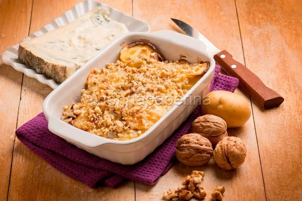 Patate al gorgonzola e noci: quando il sapore diventa filante e cremoso