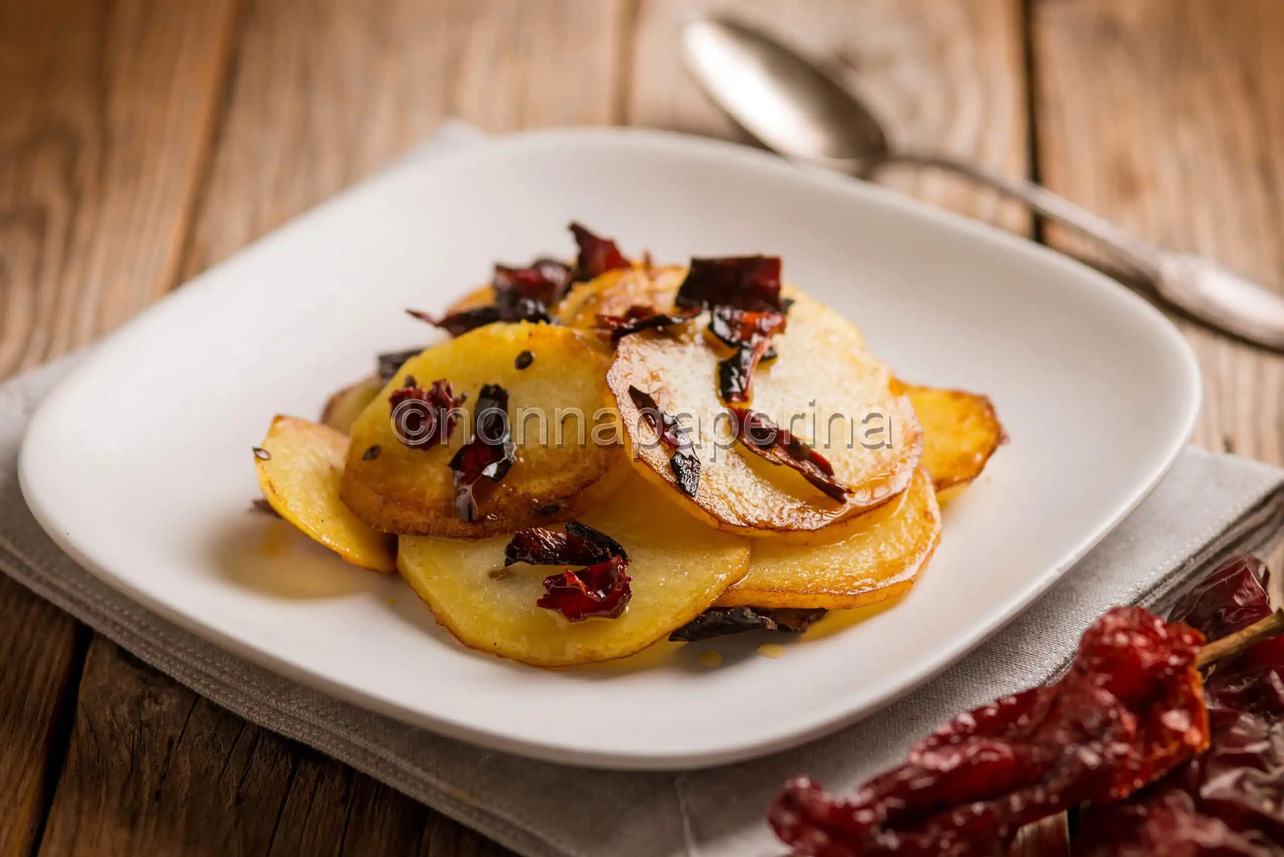 Patate e peperoni cruschi, un contorno dal sapore speciale