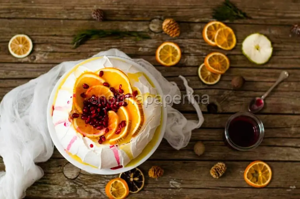 Pavlova con crema pasticcera all’arancia e sciroppo di melograno
