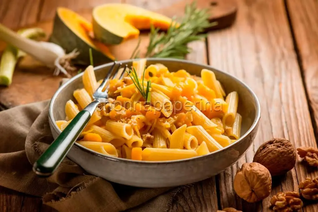 Penne con zucca e cipollotti, un primo per l’autunno