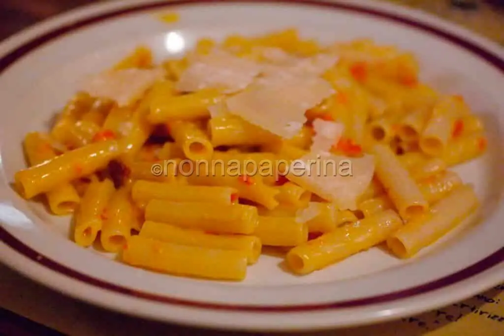 Penne di quinoa con peperoni dolci e agnello