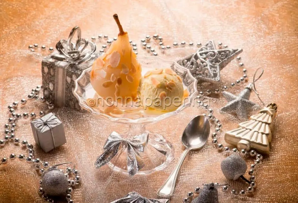 Pere cotte con mandorle e con gelato alla crema: il gustoso dessert semplice ed elegante allo stesso tempo