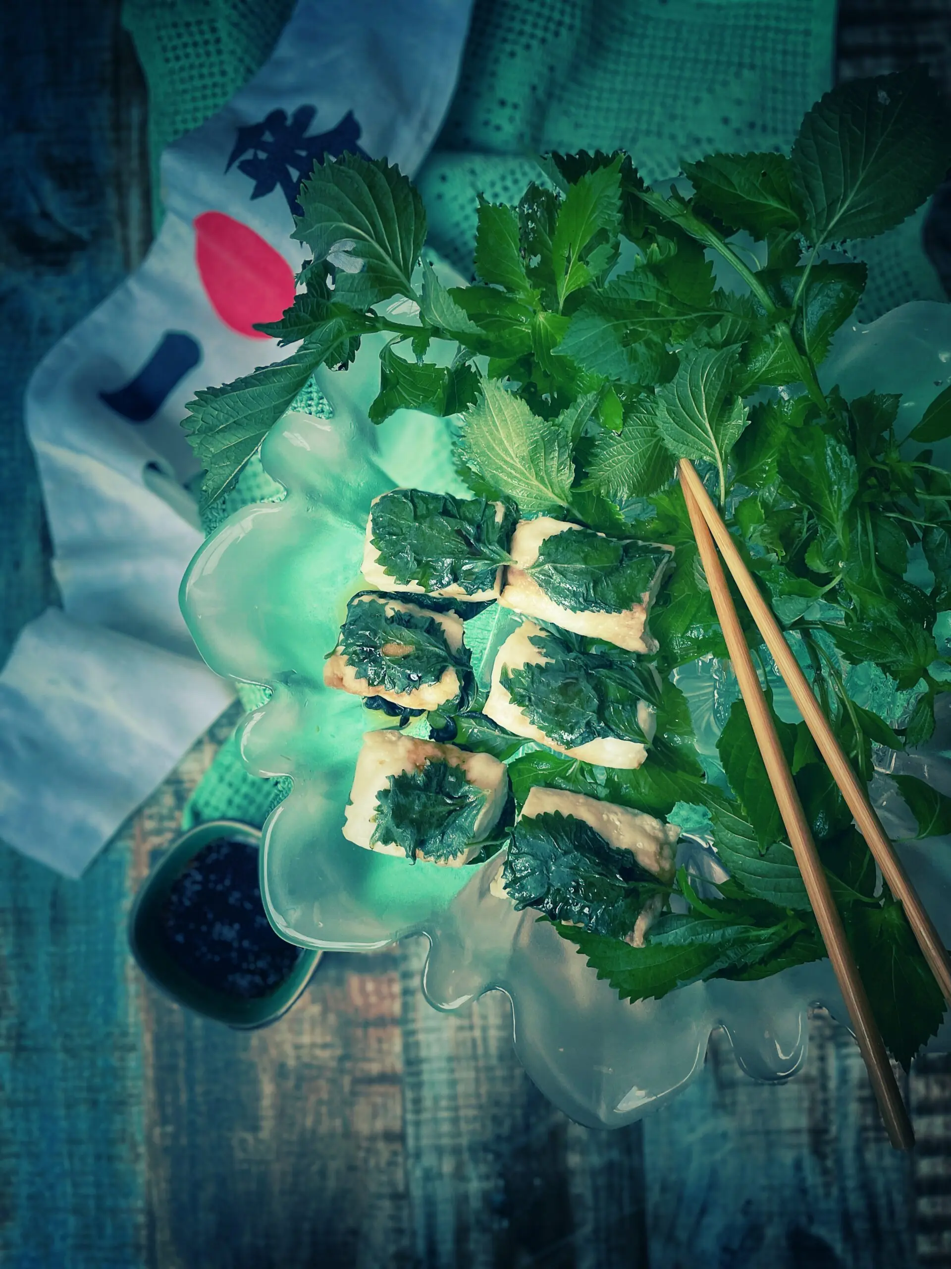 Pesce al vapore con shiso e alghe