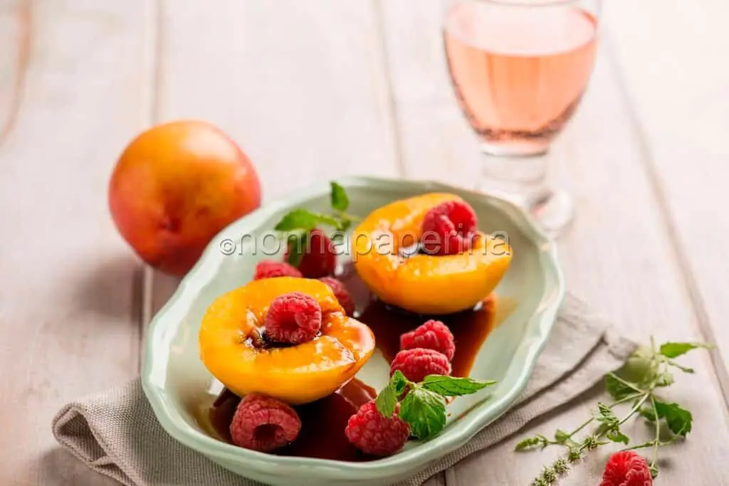 Pesche al vino rosé con lamponi: un dessert intrigante