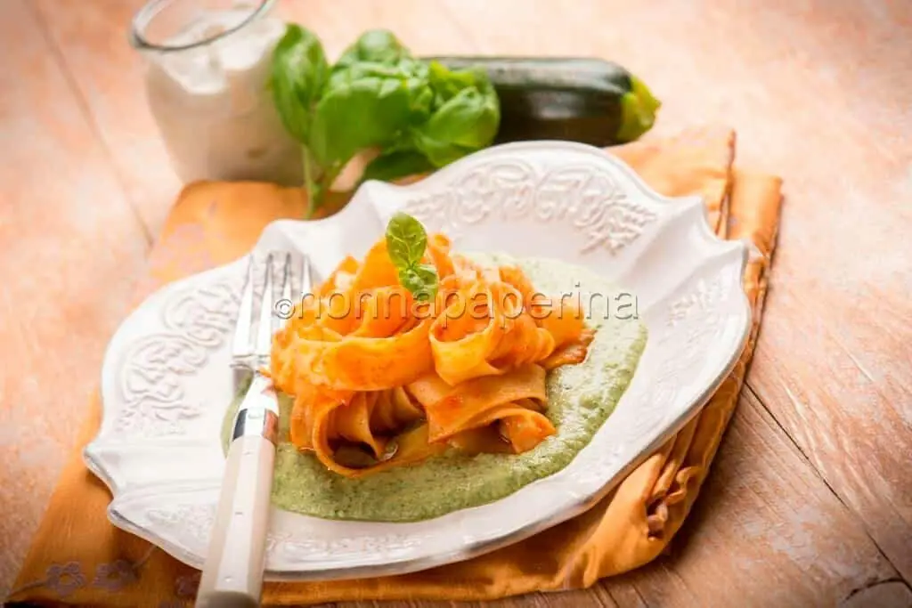 Pesto e pomodoro: l’abbinamento ideale per le tagliatelle