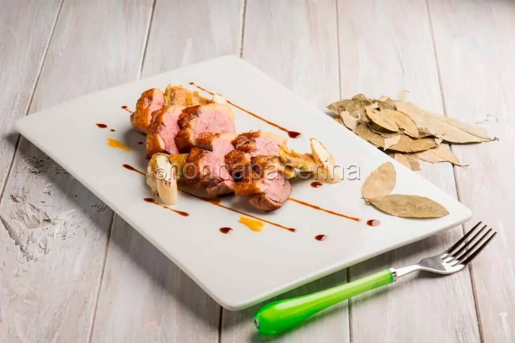 Petto d’anatra affumicato con foglie di coca