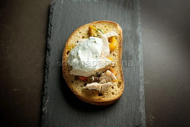 Petto di pollo affumicato, un secondo gustoso da bruschetta
