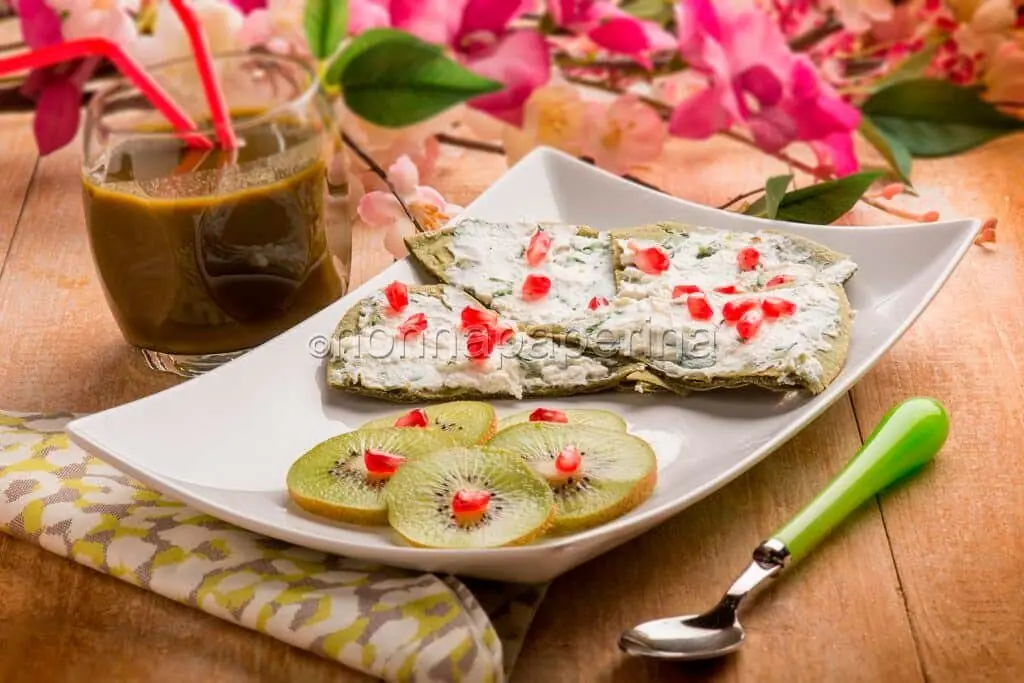 Piadina di spirulina con crema spalmabile, kiwi e melograno