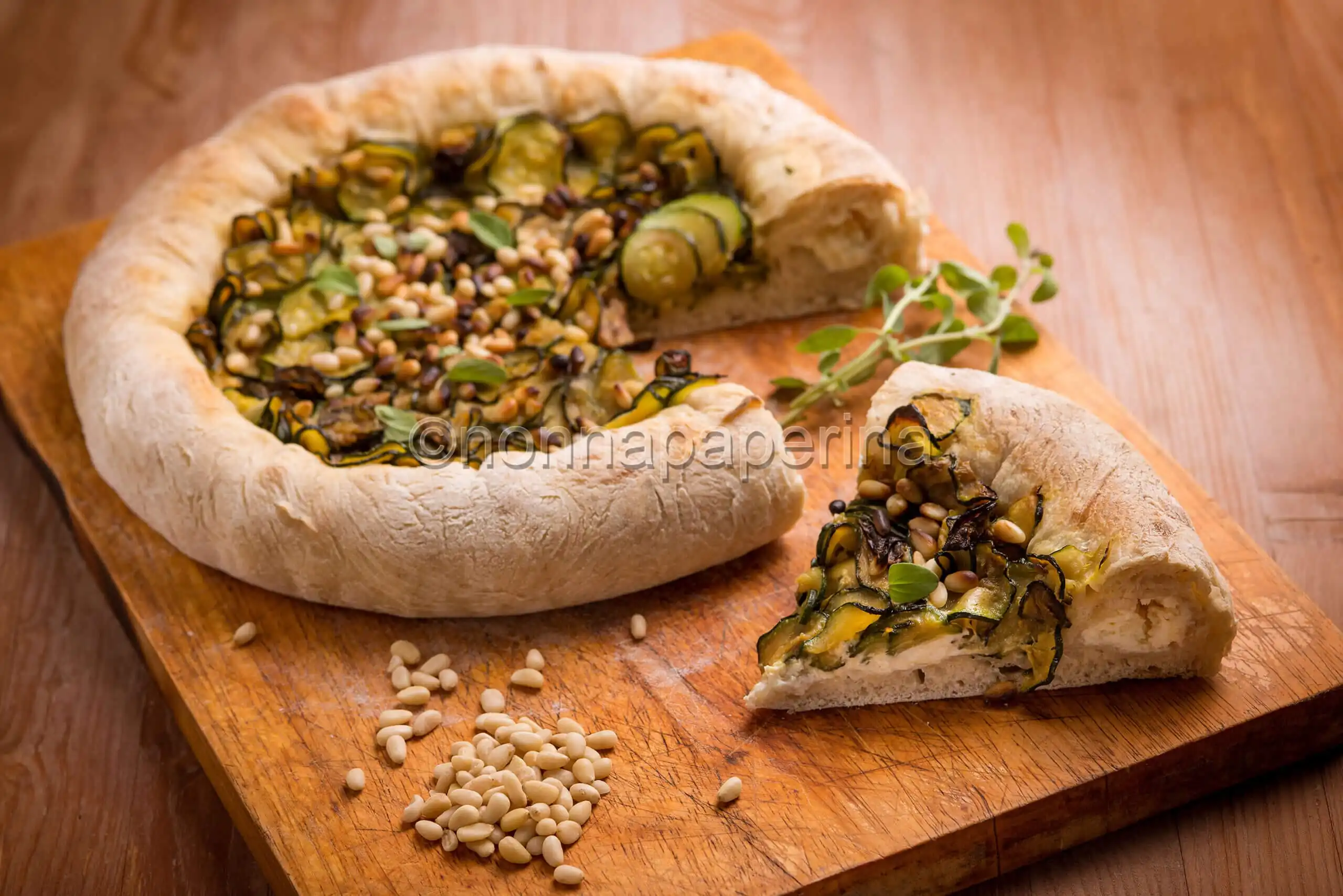 Pizza al cornicione con zucchine, una versione casalinga
