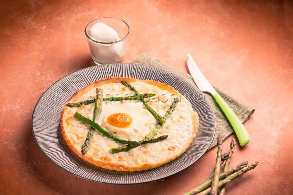 Pizza con asparagi e uovo , una preparazione gustosa