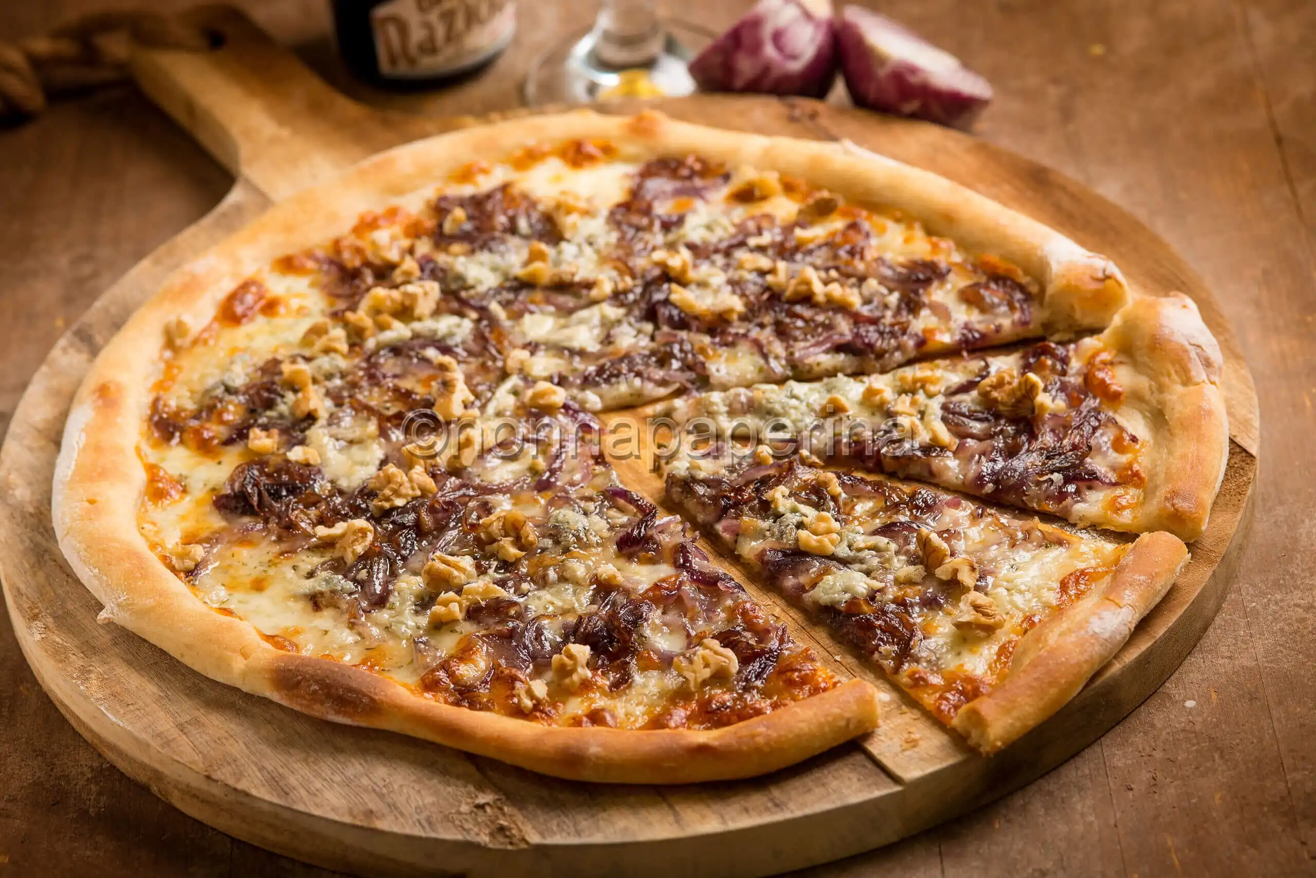 Pizza con cipolle, noci e gorgonzola, un’ottima pizza bianca