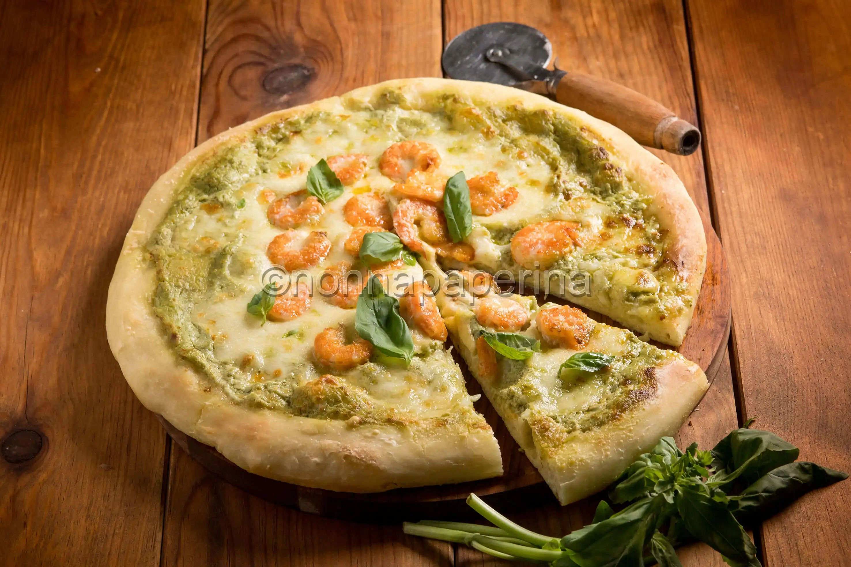 Pizza con crema di basilico e gamberetti, una scelta gourmet