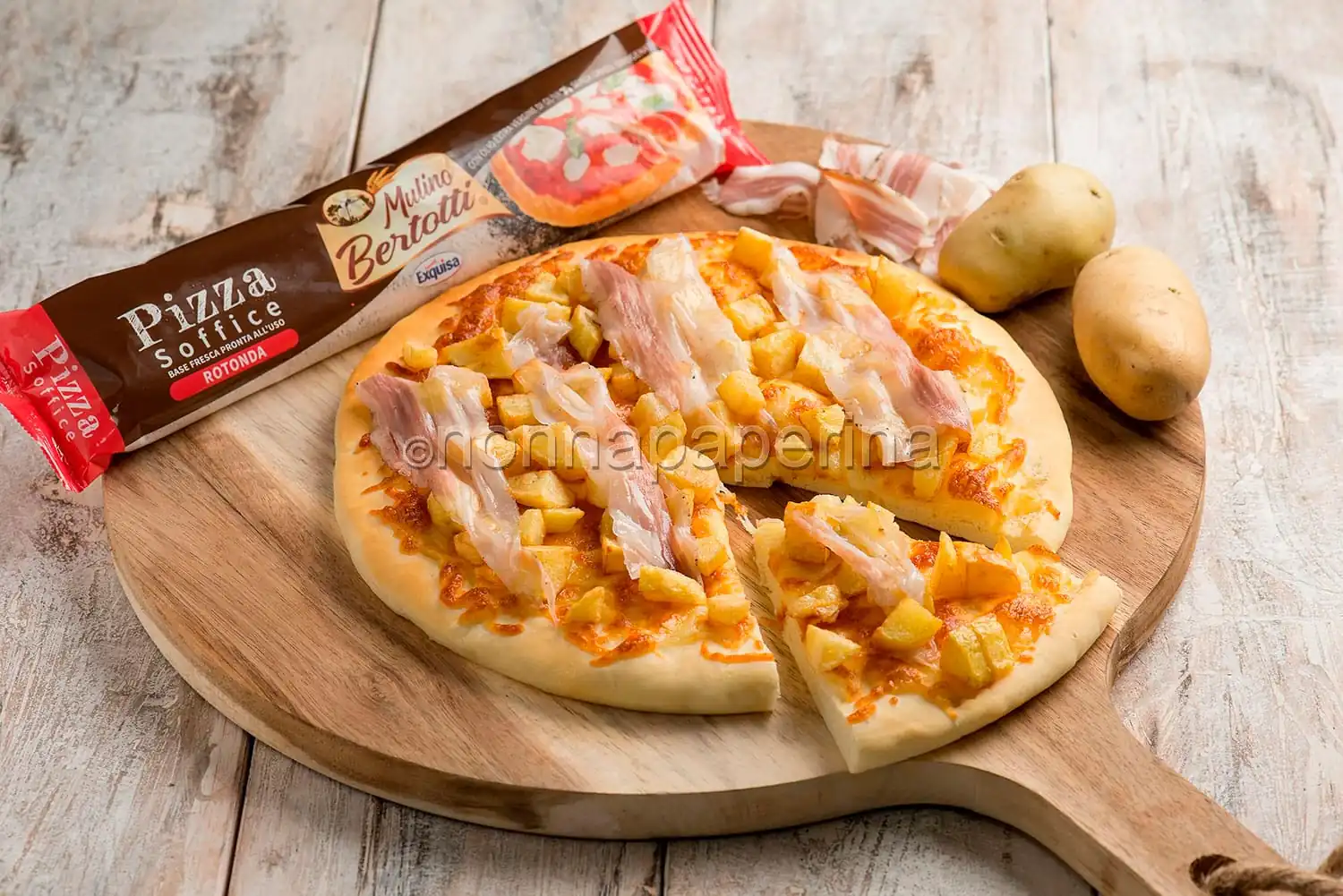 Pizza con patate e lardo, una variante grassa ma squisita