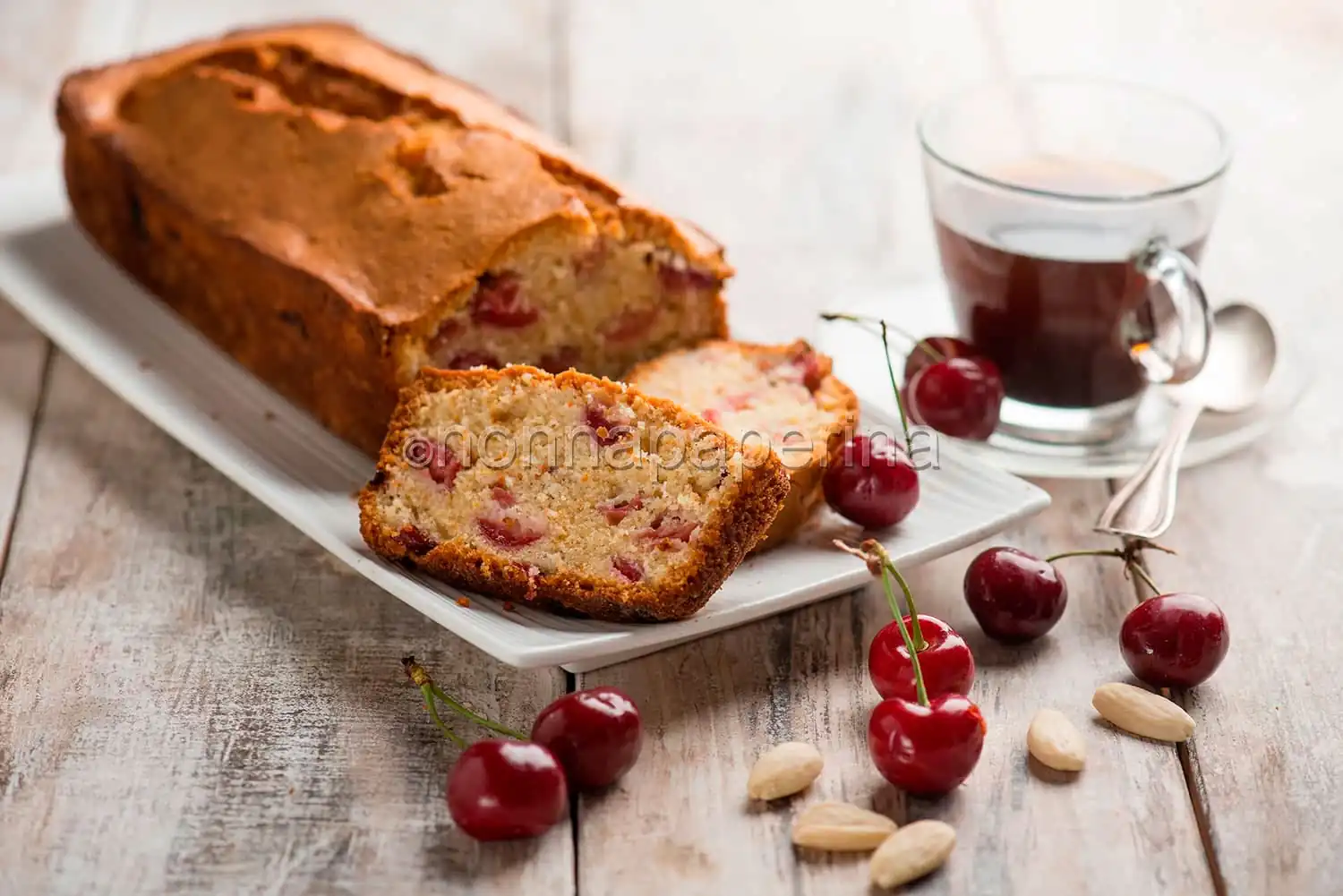 Plumcake alle ciliegie e mandorle, un ottimo dolce estivo