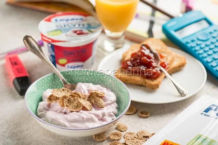 Plumcake, yogurt e succo alla fragola: colazione per lo studente