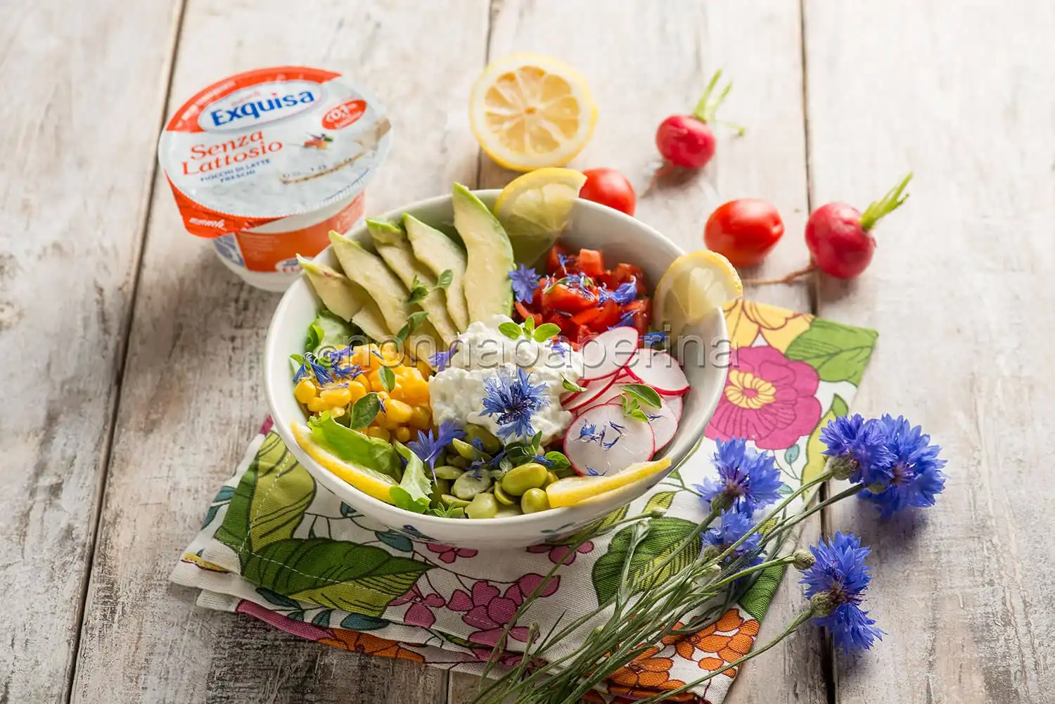 Poke Bowl con avocado e fiocchi di latte, insalata light