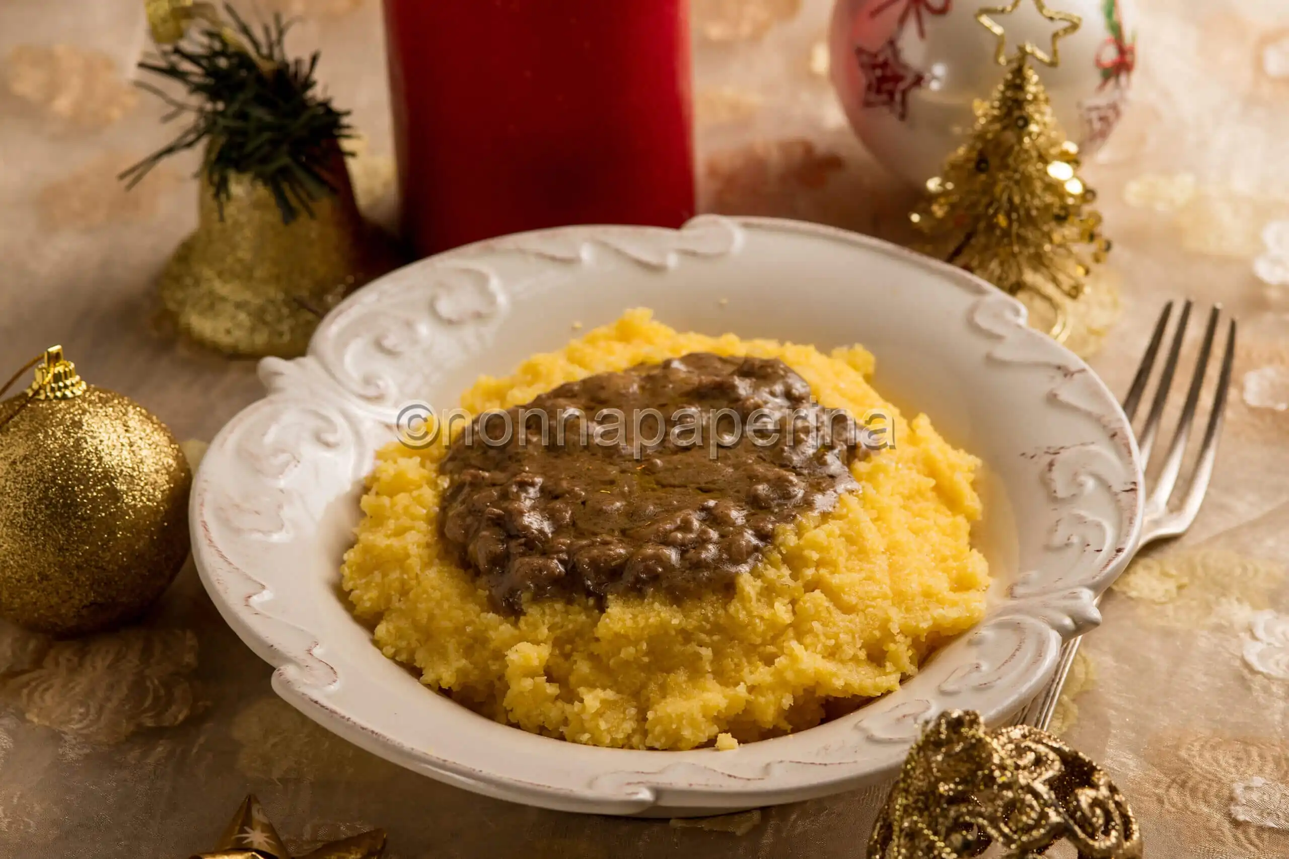 Polenta con ragù di cinghiale, un piatto rustico natalizio