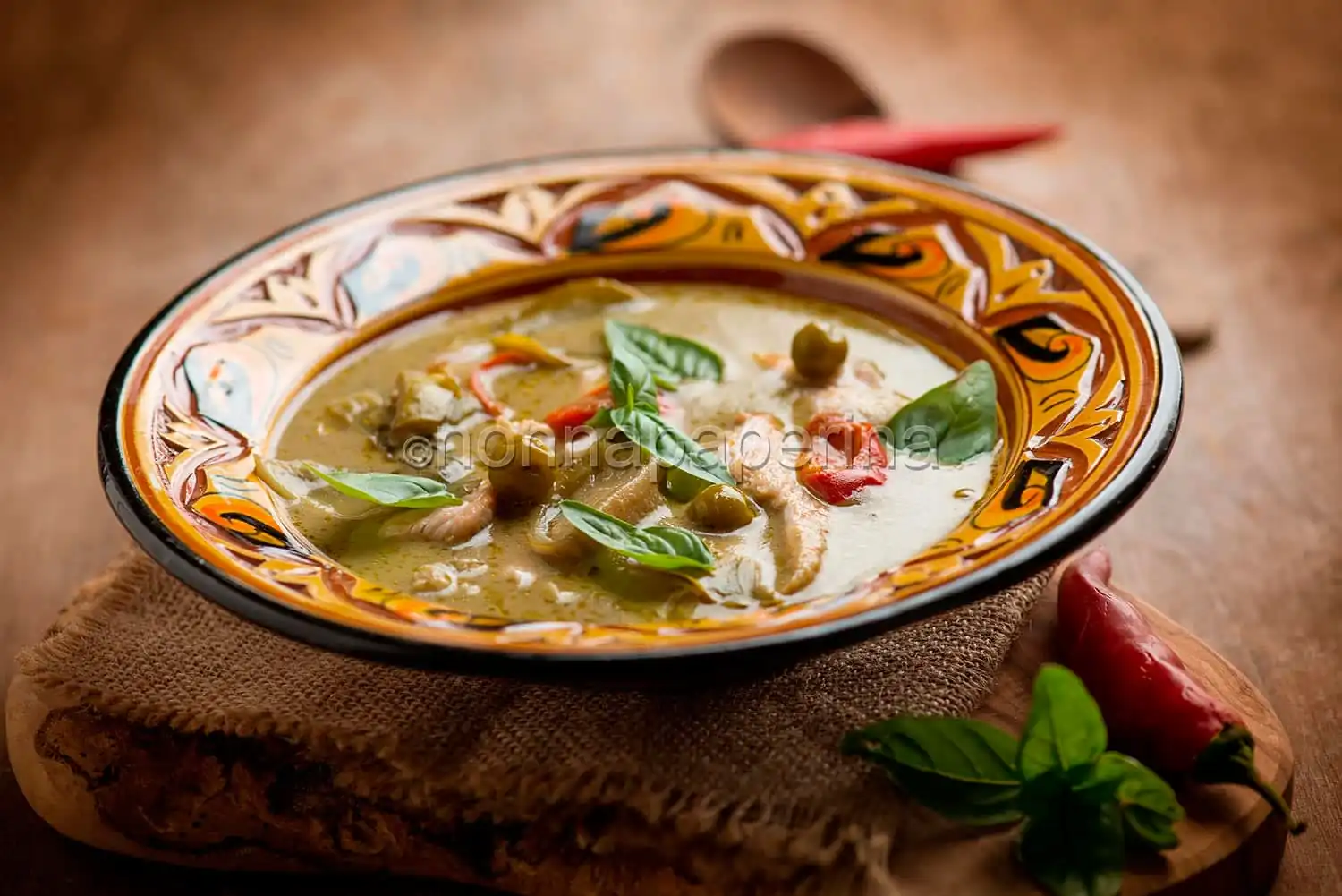 Pollo al curry con melanzane e piselli, un piatto di colore e gusto
