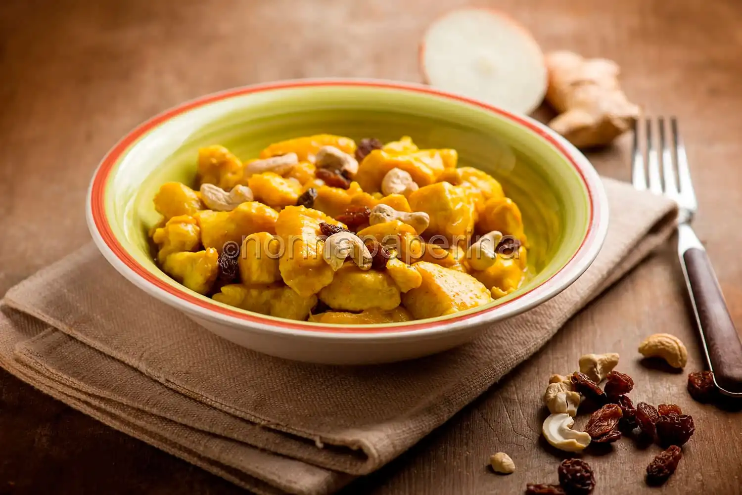 Pollo con curcuma e uvetta, un secondo esotico