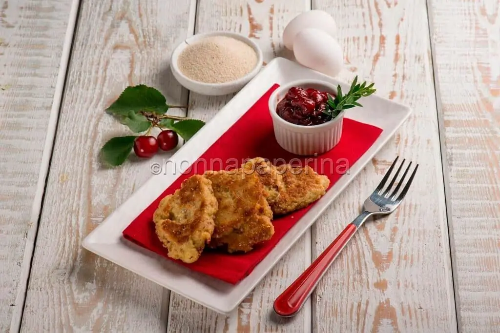 Polpette di fonio con chutney di ciliegie, un piatto vegetariano agrodolce
