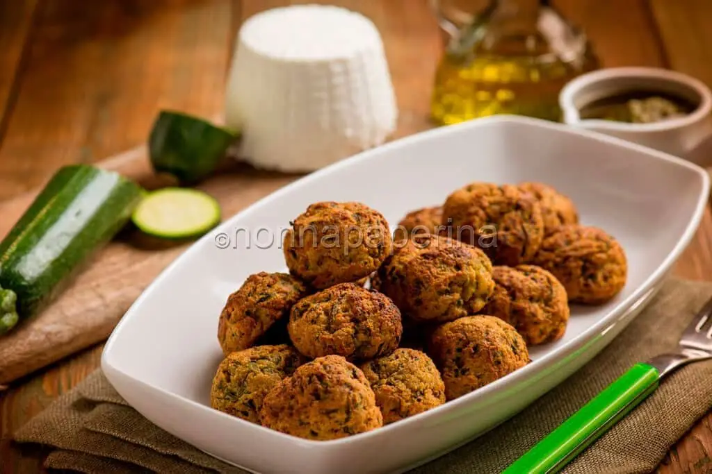 Polpette diverse dal solito con zucchine, ricotta e pesto