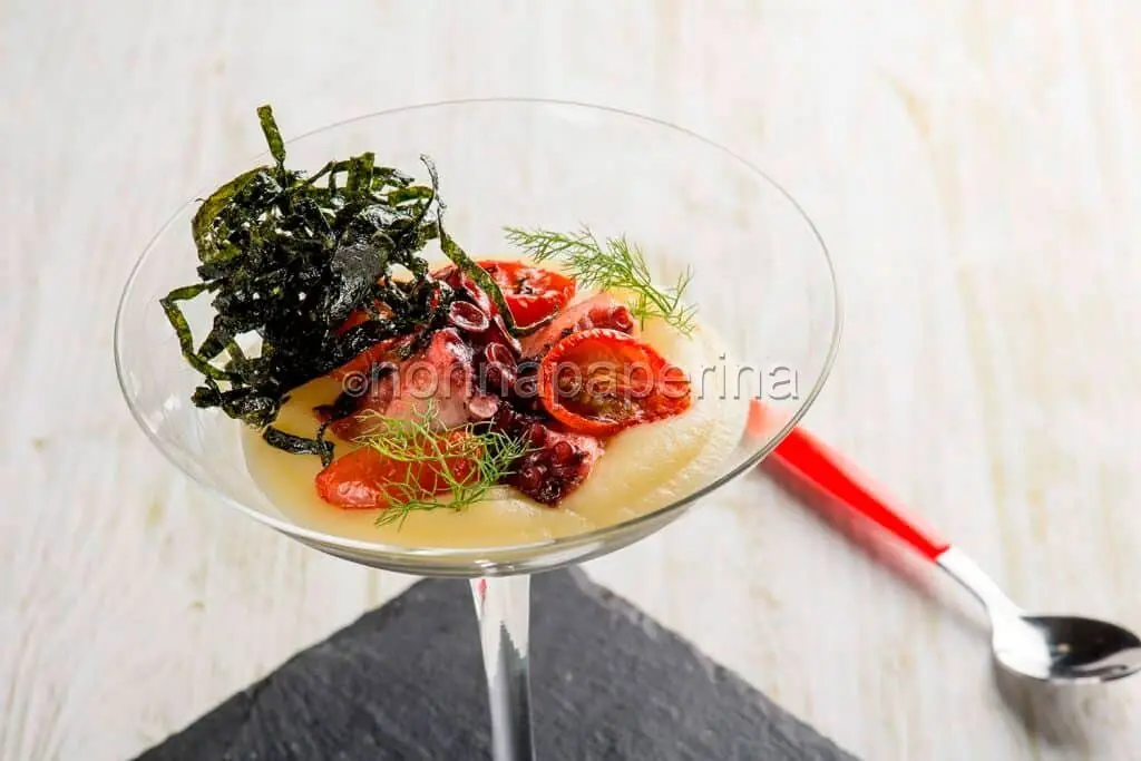 Polpo croccante, crema di patate, pomodorini: un’idea culinaria top