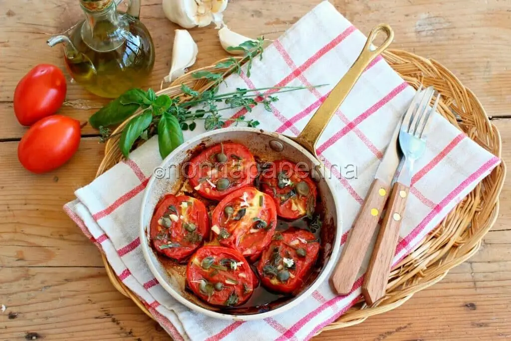 Pomodori in padella alle erbe e capperi: un super piatto