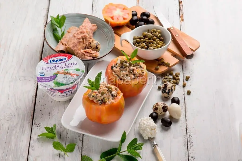 Pomodori ripieni di tonno, capperi, olive e fiocchi di latte