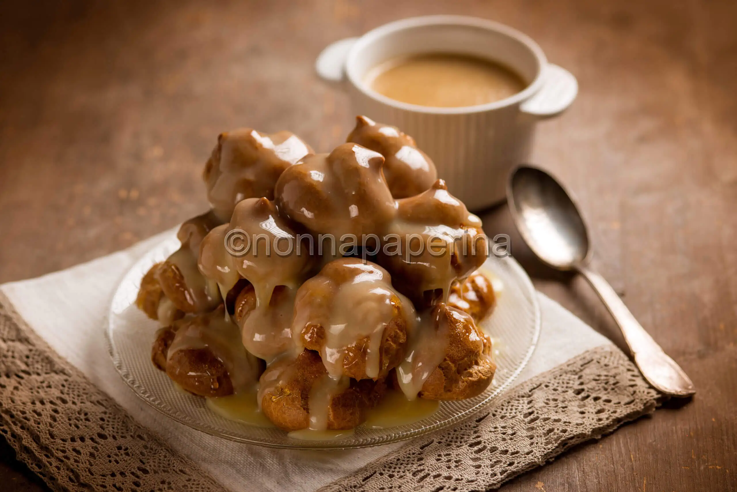 Profiteroles al cioccolato bianco, un’alternativa più dolce