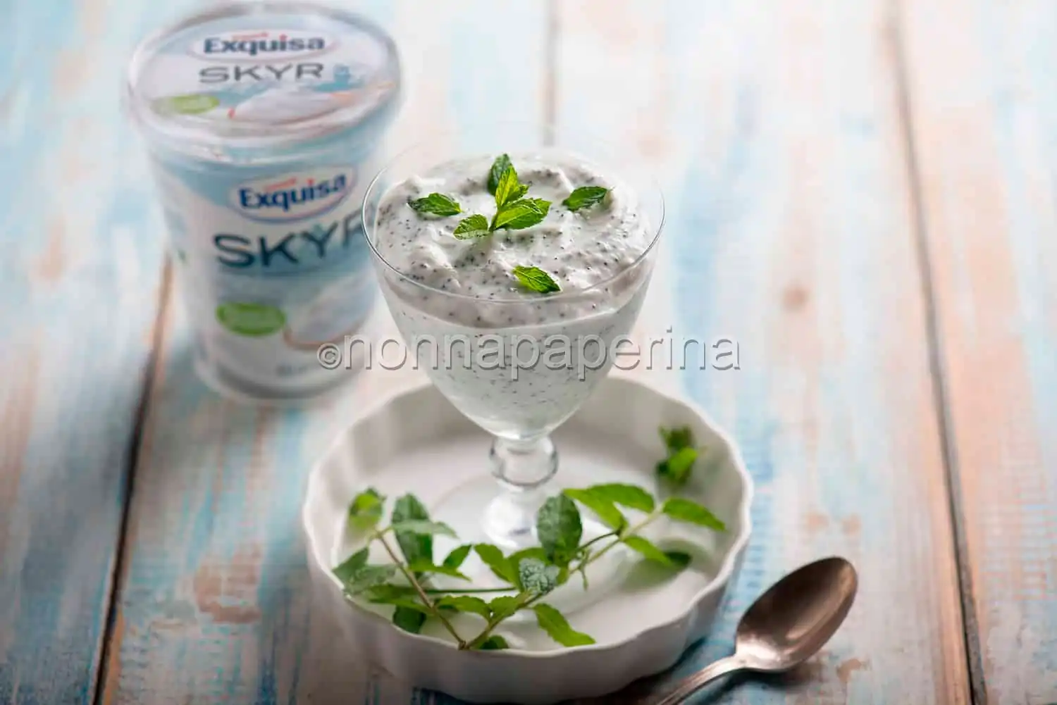 Profumata Mousse di Skyr con semi di papavero