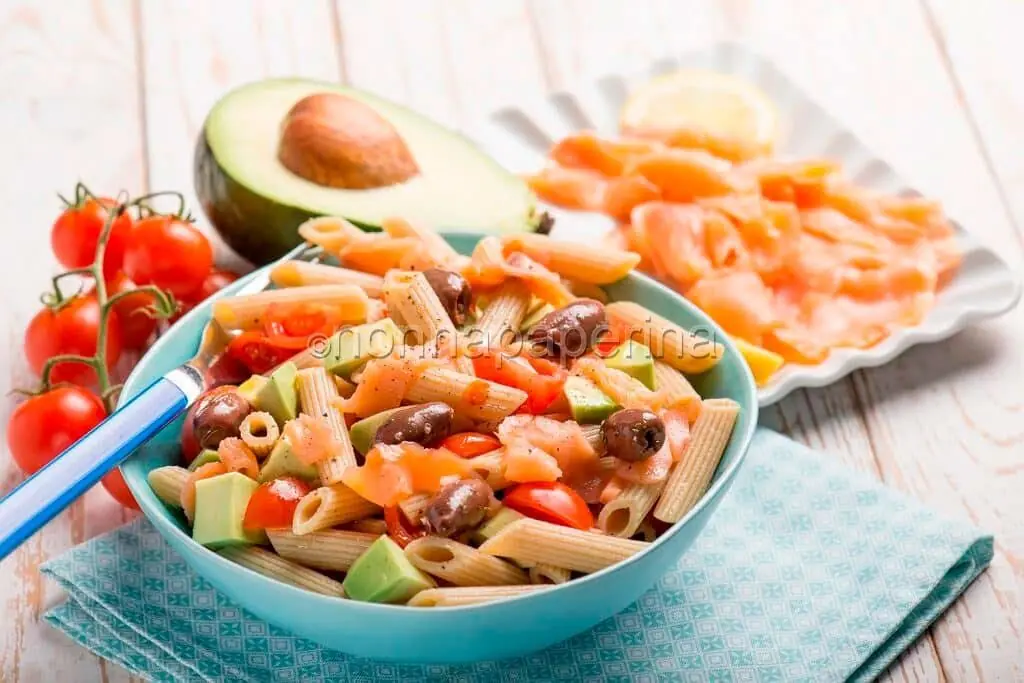 Proteggere la vista: insalata di pasta con salmone, avocado e pomodorini