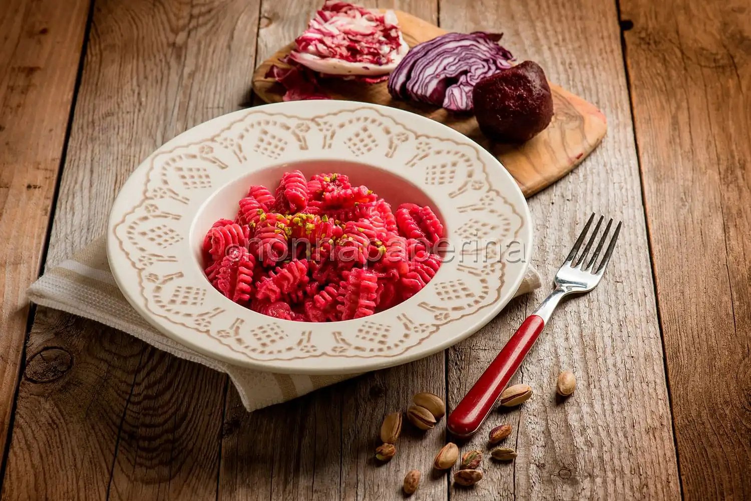 Radiatori al pesto di verdure rosse, un primo colorato