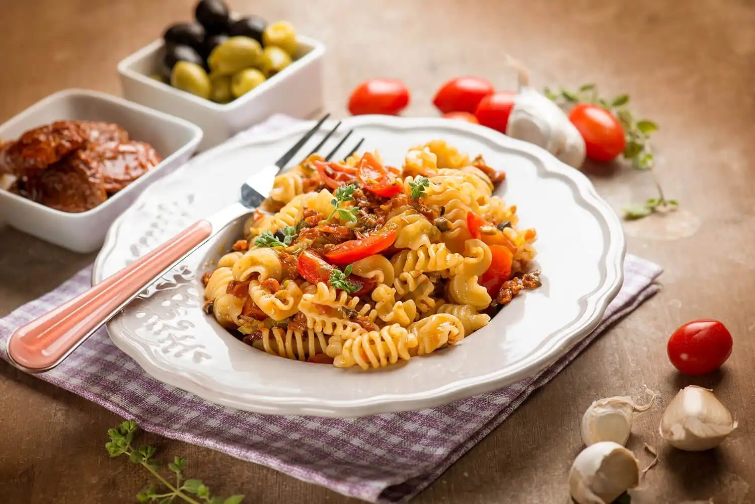 Radiatori con pomodori secchi e olive, un primo intenso