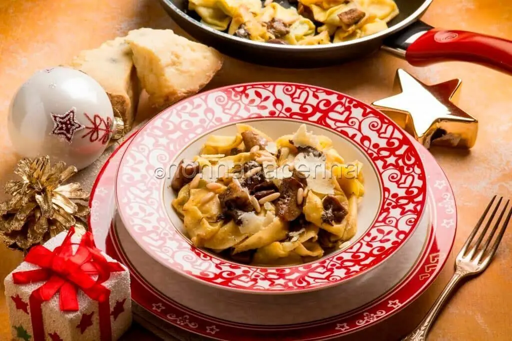 Ravioli ai porcini con Castelmagno e pinoli: un primo piatto per coccolarsi nelle giornate più fredde