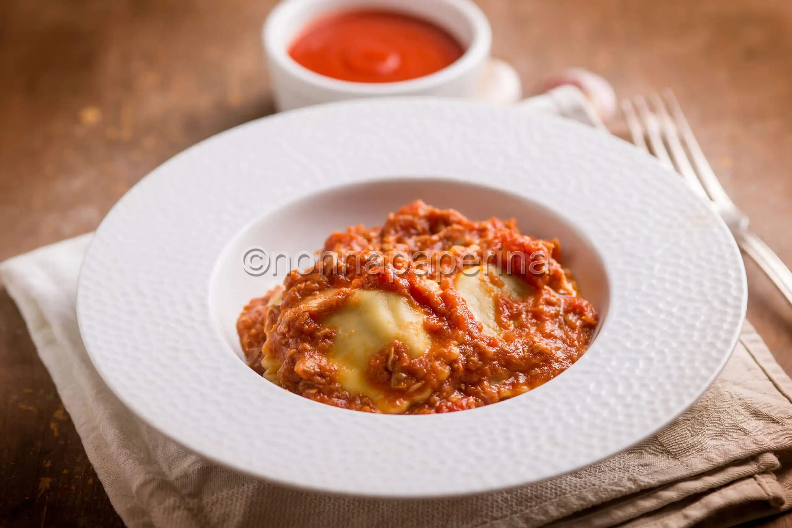 Ravioli con sugo di pesce, un primo piatto tra terra e mare
