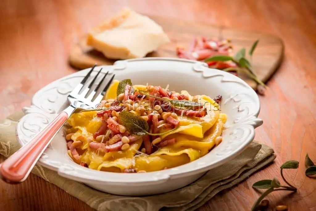 Ravioli di castagne con speck e pinoli