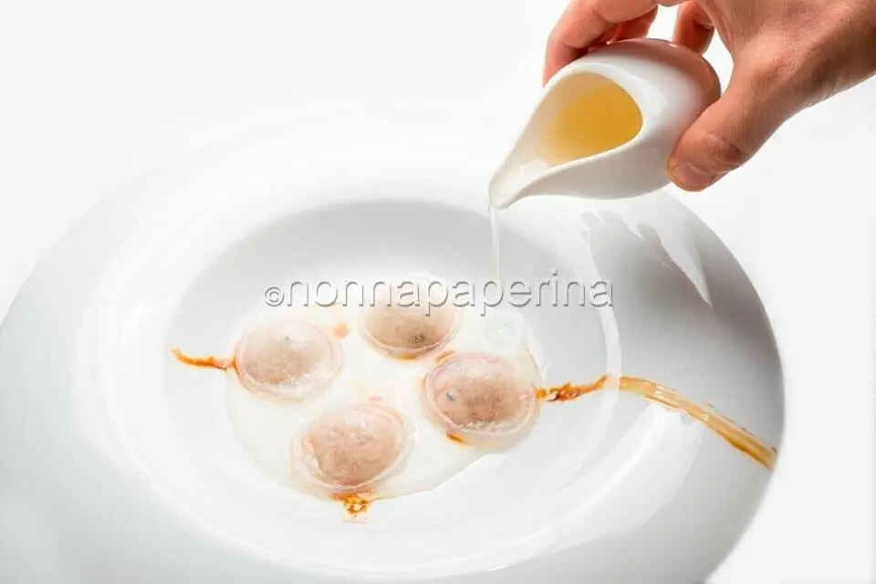 Ravioli di tapioca al vapore, pollo e brodo di patate arrosto.