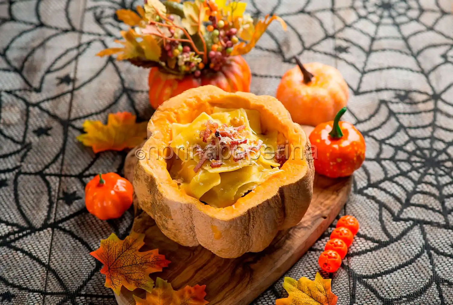 Ravioli di zucca con speck e noci, ottimi per Halloween