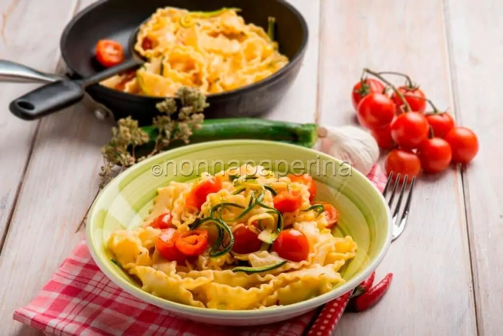 Reginette al sugo di pomodorini e zucchine