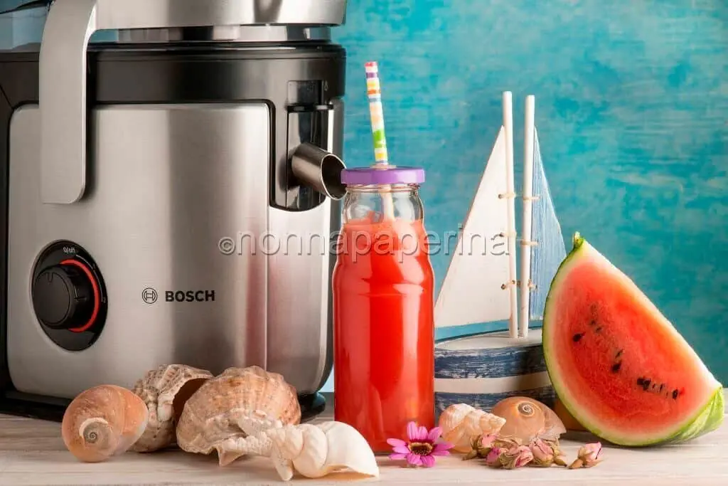 Ricetta veloce per preparare un bel bicchiere di centrifugato di anguria e acqua di rose