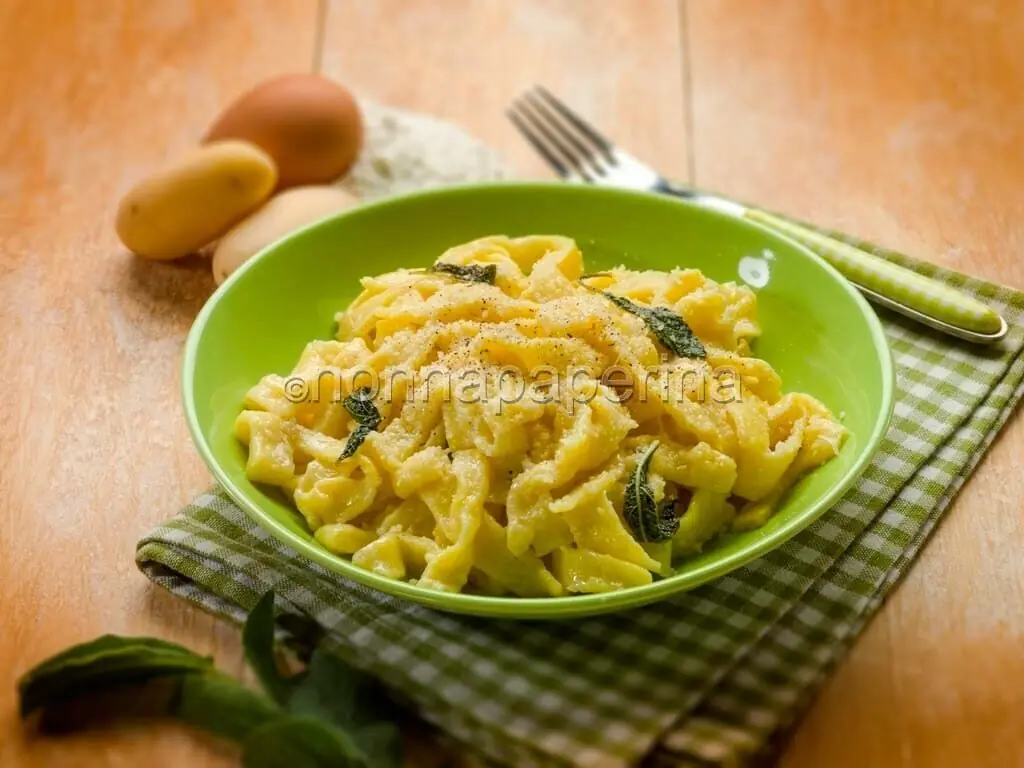 Ricetta veloce: Tagliatelle di patate al burro e salvia