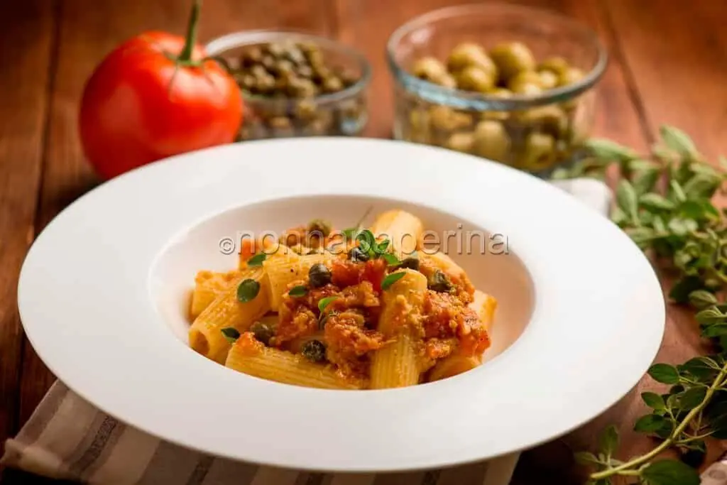 Rigatoni al pomodoro con paté di olive e capperi