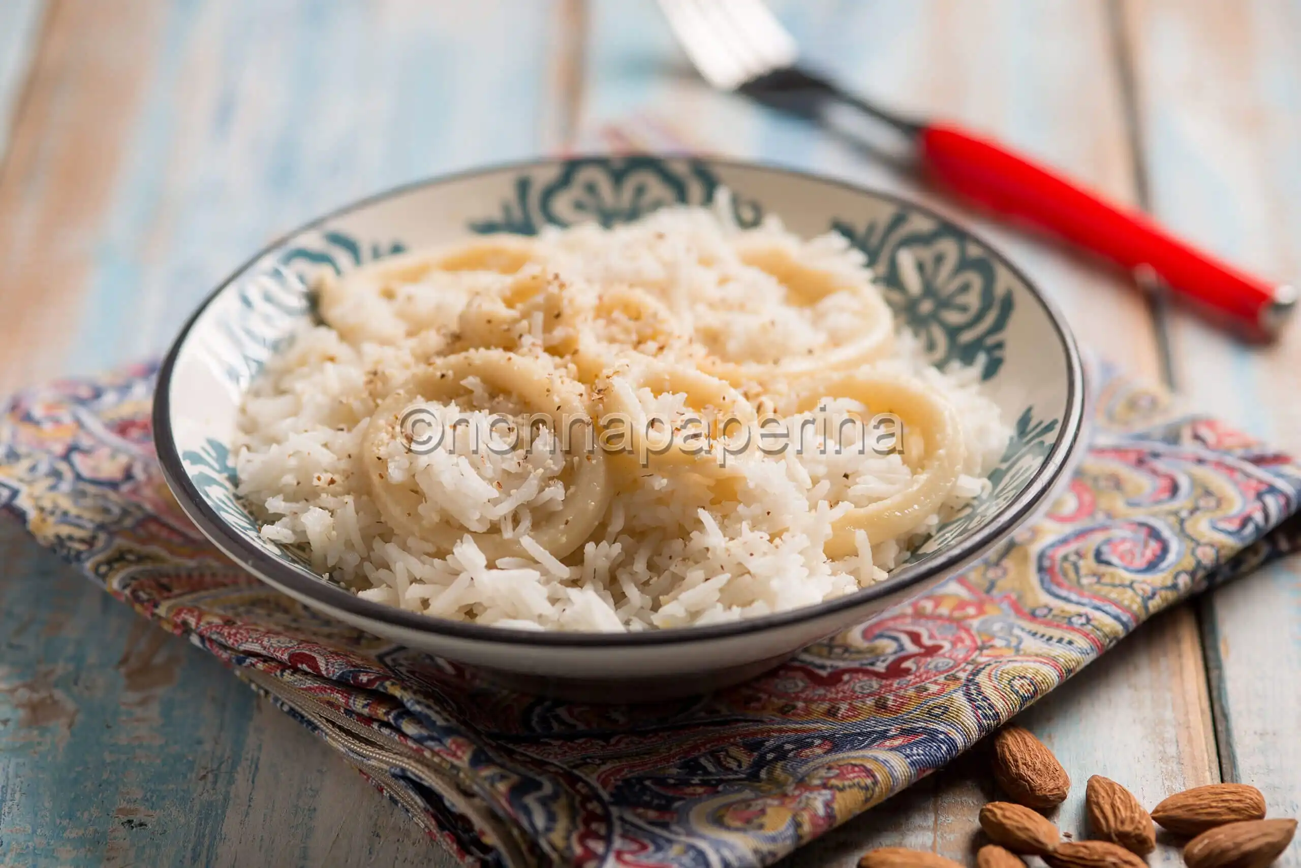 Riso con calamari in cassopipa con mandorle