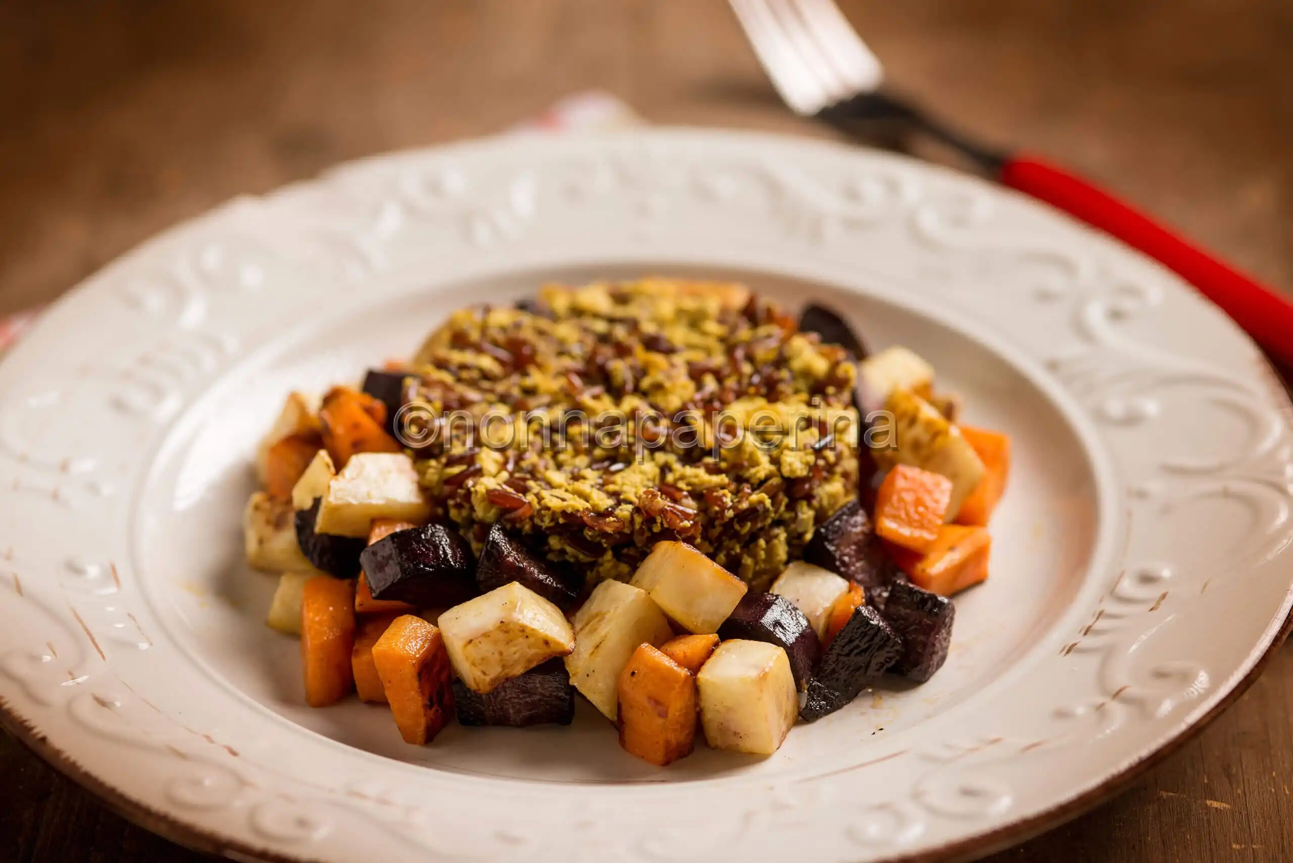 Riso rosso con tofu strapazzato e tuberi al forno