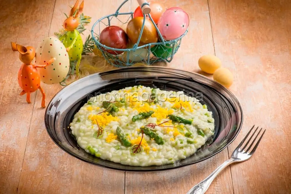 Risotto con asparagi e uovo marinato: tra modernità e gusto