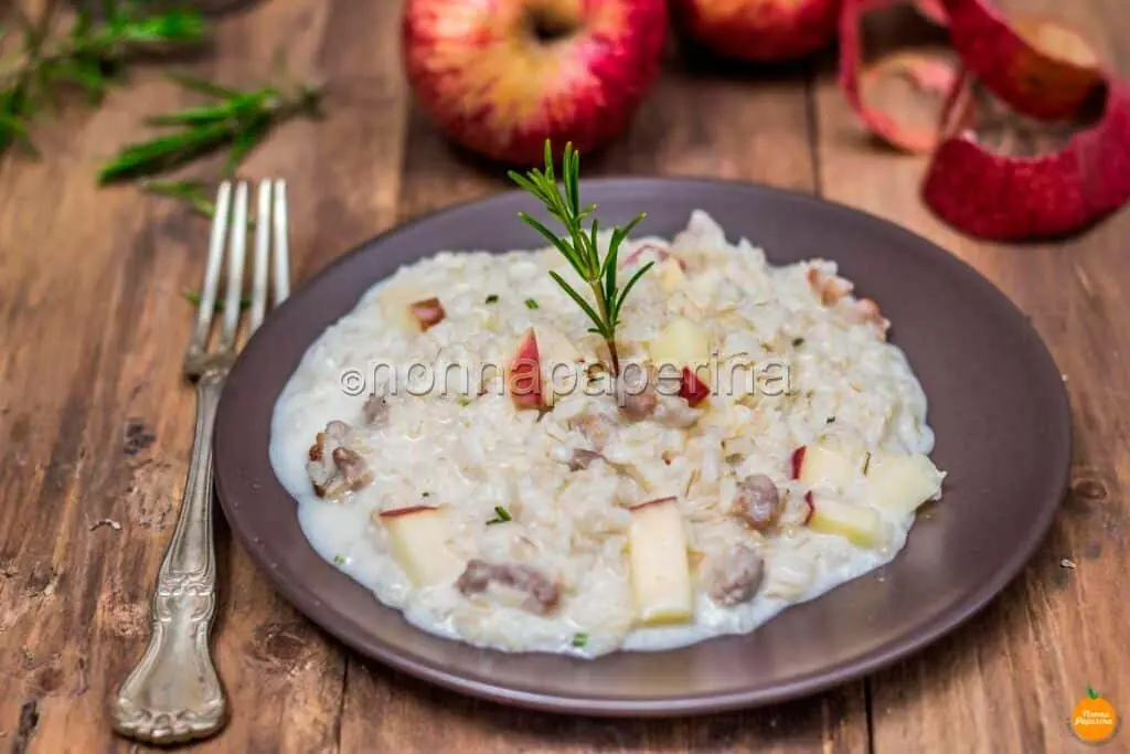 Risotto salsiccia, mele, stracchino e rosmarino